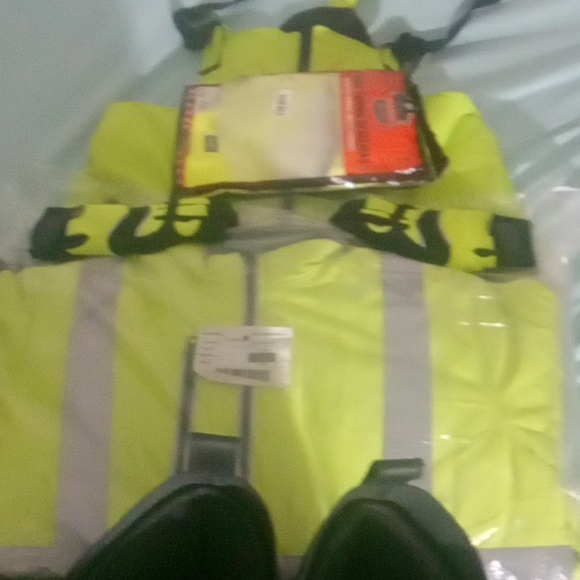 High vision snow suit,coat,gloves and Thermal freezer boots - Picture 4 of 9